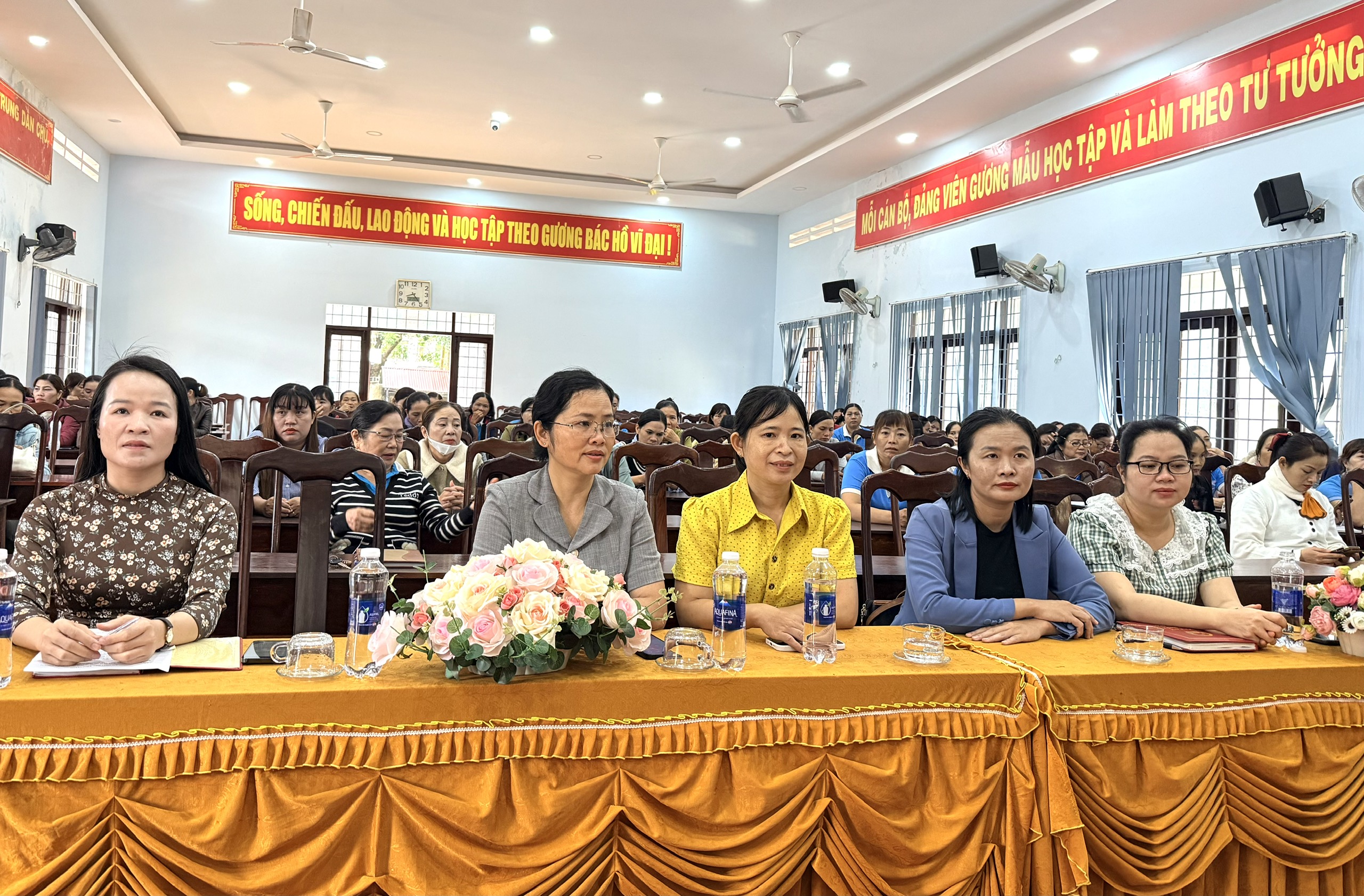 Bồi dưỡng lý luận chính trị và nghiệp vụ công tác Hội cho cán bộ Hội Phụ nữ cơ sở năm 2025